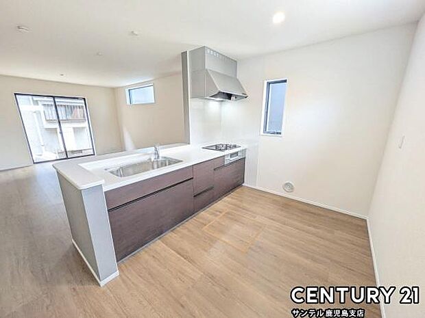 シンプルで使いやすい設計のキッチン♪そしてカウンターキッチンなので、リビングいるご家族と会話を楽しみながらお料理ができます♪オプションで食洗器を付けることができます♪