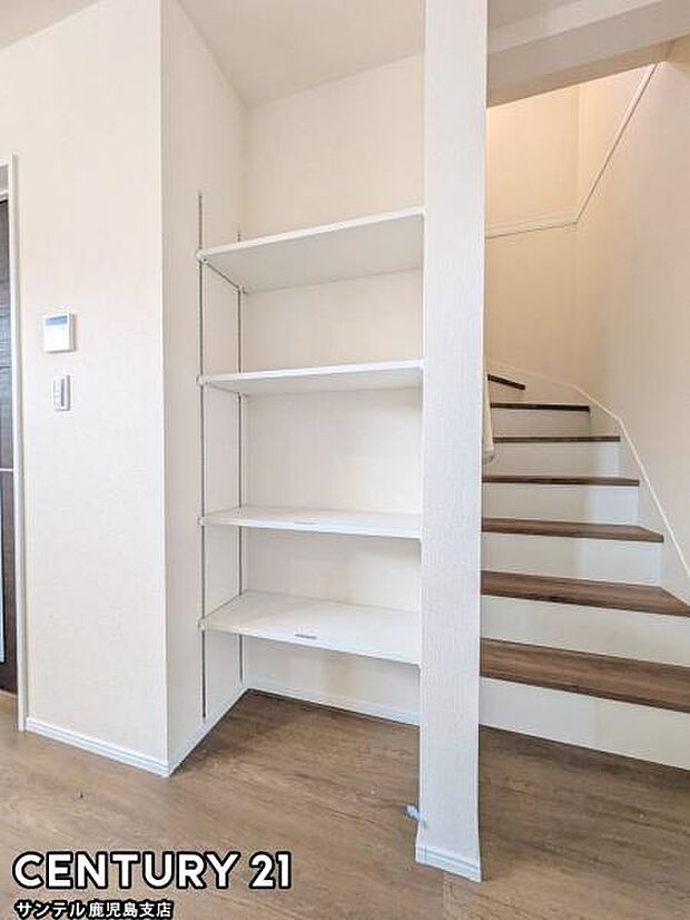 キッチン横の収納スペースになります♪食料品や消耗品など、たくさんの物を収納できます♪