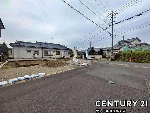 前面道路を含めた現地写真です♪