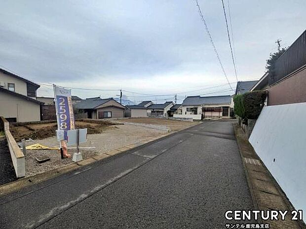 前面道路から撮影した現地写真です♪
