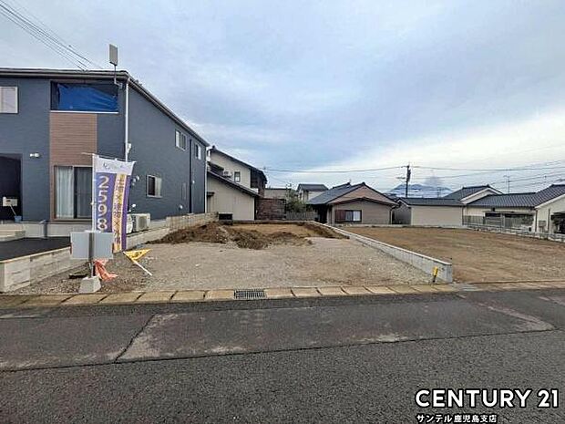 前面道路を含めた現地写真です♪