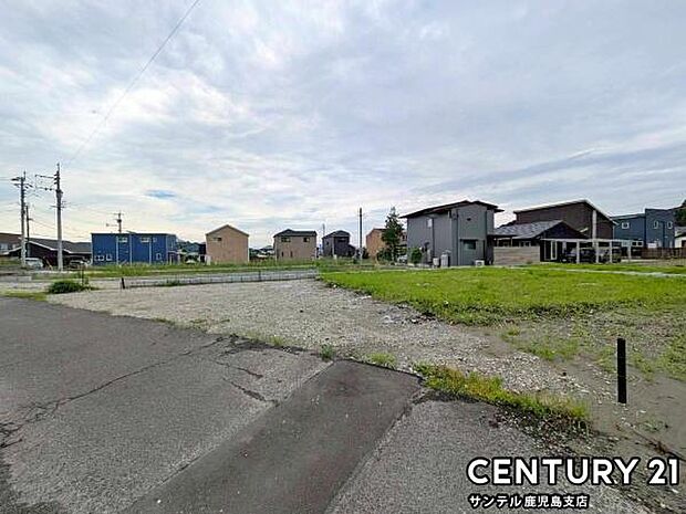 前面道路から撮影した現地写真です♪