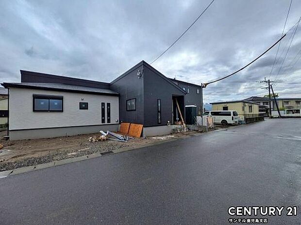 前面道路から撮影した現地写真です♪