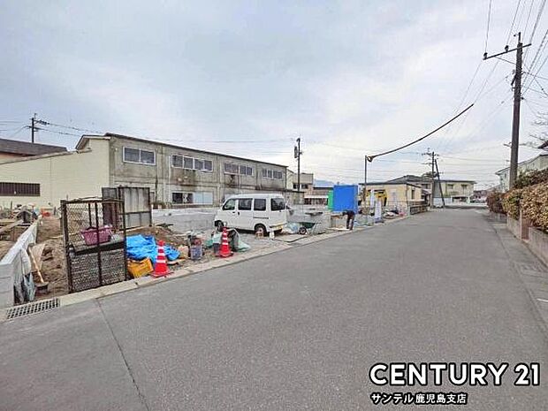 前面道路から撮影した現地写真です♪