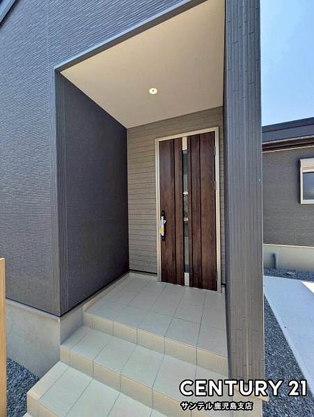 セキュリティ面でも安心なダブルロックドアの玄関です♪屋根があるので、ちょっとした雨の日でも焦ることなく鍵や傘の開け閉めができます♪