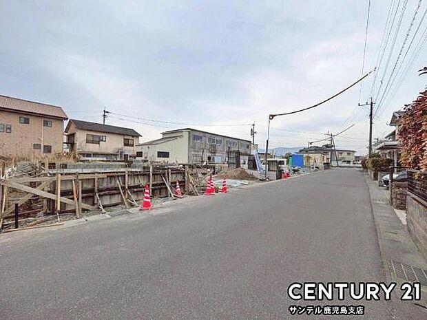 前面道路から撮影した現地写真です♪
