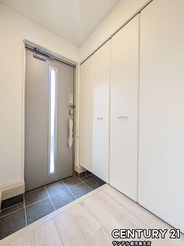 ご新居への出入り口になる明るい玄関には、たくさんの靴を収納できるシューズボックスが付いております♪いつも清潔感のあるすっきりとした玄関スペースを確保できますよ♪