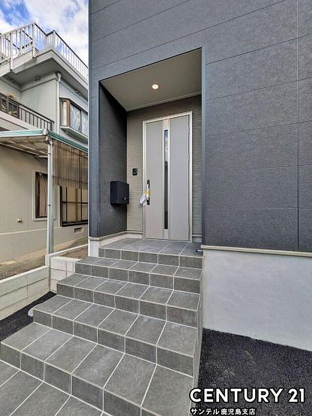 セキュリティ面でも安心なダブルロックドア玄関です♪屋根があるので、ちょっとした雨の日でも焦ることなく鍵や傘の開け閉めができます♪