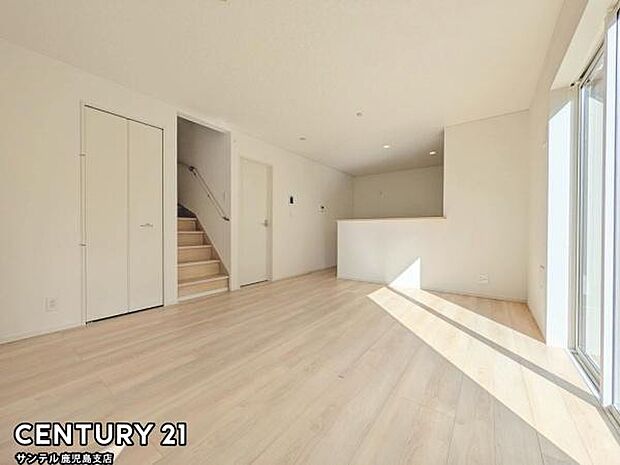 15.5帖のリビングです♪カウンターキッチンからリビングにいるご家族やお子様の様子が見えるので、コミュニケーションがとりながら、ご家族の大切な時間を共有できるリビングスペースです♪