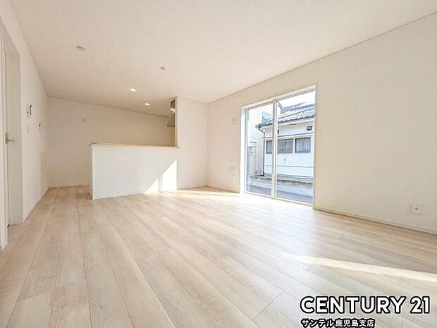 15.5帖のリビングです♪カウンターキッチンからリビングにいるご家族やお子様の様子が見えるので、コミュニケーションがとりながら、ご家族の大切な時間を共有できるリビングスペースです♪