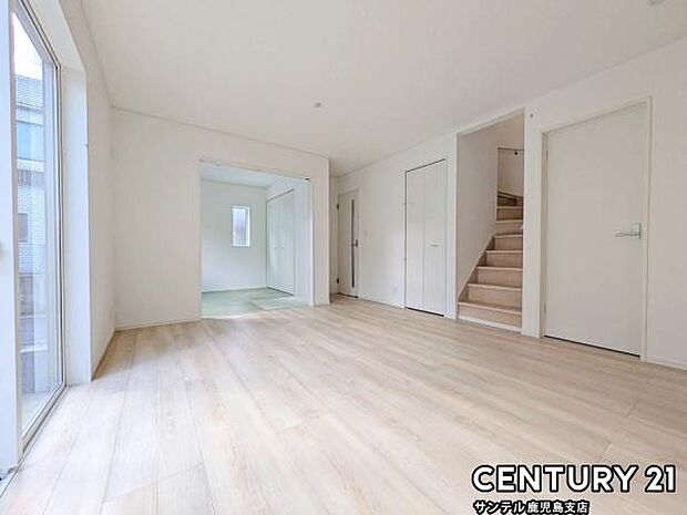 15.5帖のリビングです♪明るく、落ち着きのあるリビング♪ダイニングスペースも含めてゆとりのあるスペースで、ご家族でお食事や団らんしたり、ゆったりとしたご家族の時間を過ごせます♪