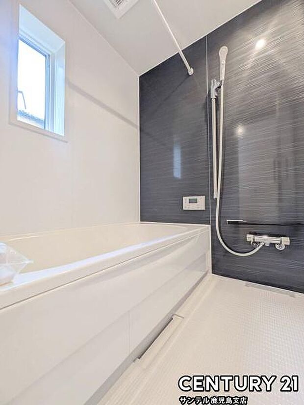 1日の疲れもゆっくり取ることのできる広々とした1坪タイプのシステムバス♪浴室乾燥、涼風、暖房、換気システムが付いておりますので、快適なバスタイムを過ごせます♪