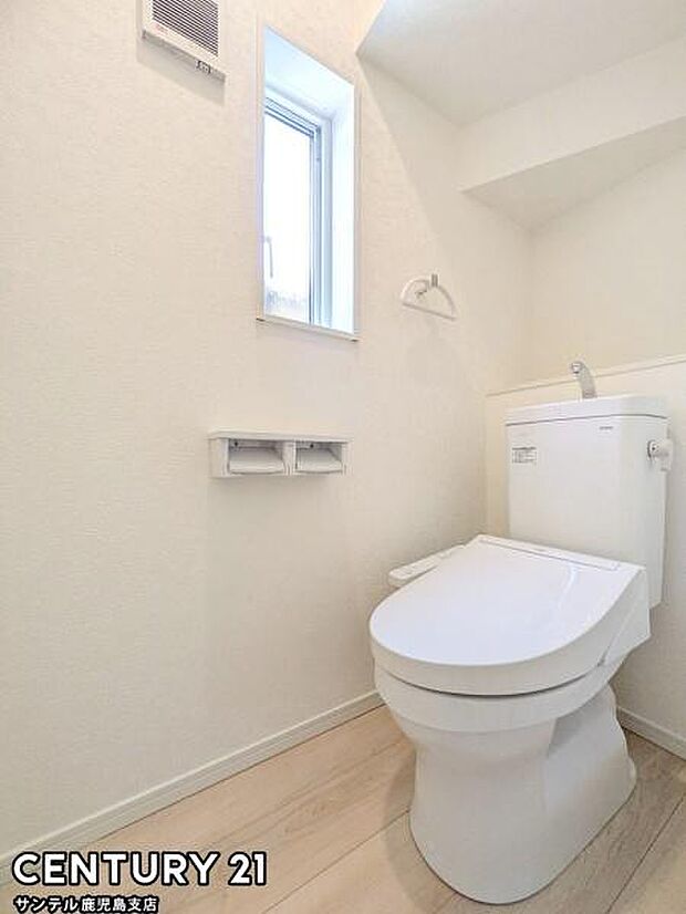 1階のウォシュレットが付いた落ち着いた空間のお手洗いになります♪