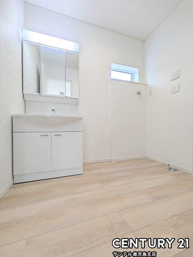 窓の付いた清潔感のあるシンプルな洗面脱衣所♪洗面台は、三面鏡の裏も収納スペースが付いており、シャワーヘッド付き！