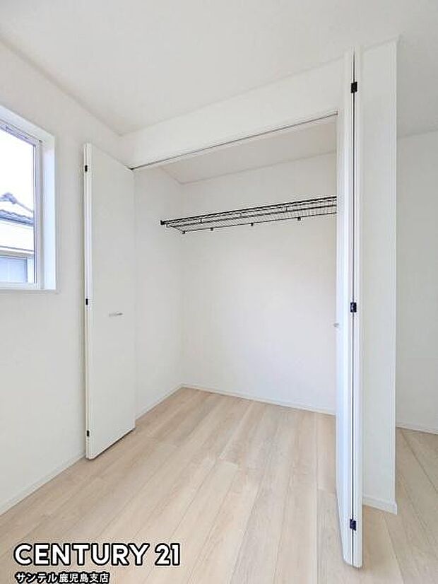 5.5帖洋室のクローゼットです♪丈の長いコートやお子様の制服、スーツなど収納でき、お洋服選びが楽しくなりますね♪