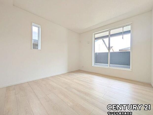 7.5帖の洋室です♪バルコニーとつながる洋室となっており、しっかり日が差し込みますので気持ちの良い目覚めができる素敵なお部屋です♪