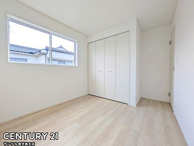 5.5帖の洋室です♪しっかり日が差し込みますので気持ちの良い目覚めができる素敵な洋室になります♪クローゼット収納も完備しております！