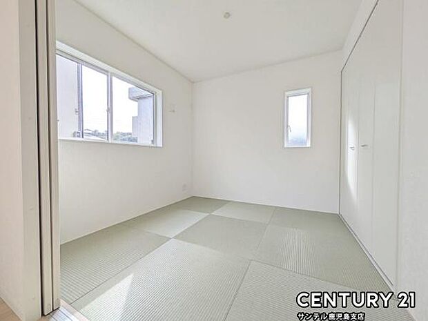 和室4.5帖です♪リビング横に和室があることで和と洋の雰囲気を味わえ素敵な空間を演出でき、お子様の遊び部屋や客間としても利用できます♪