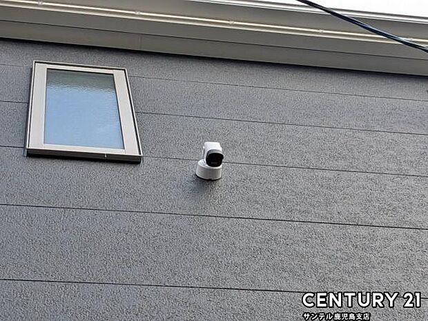 スマホアプリでいつでもどこでも確認できる防犯カメラ♪夜間は赤外線LEDで撮影、マイク付きで通話や録画でき、セキュリティー面も安心です♪