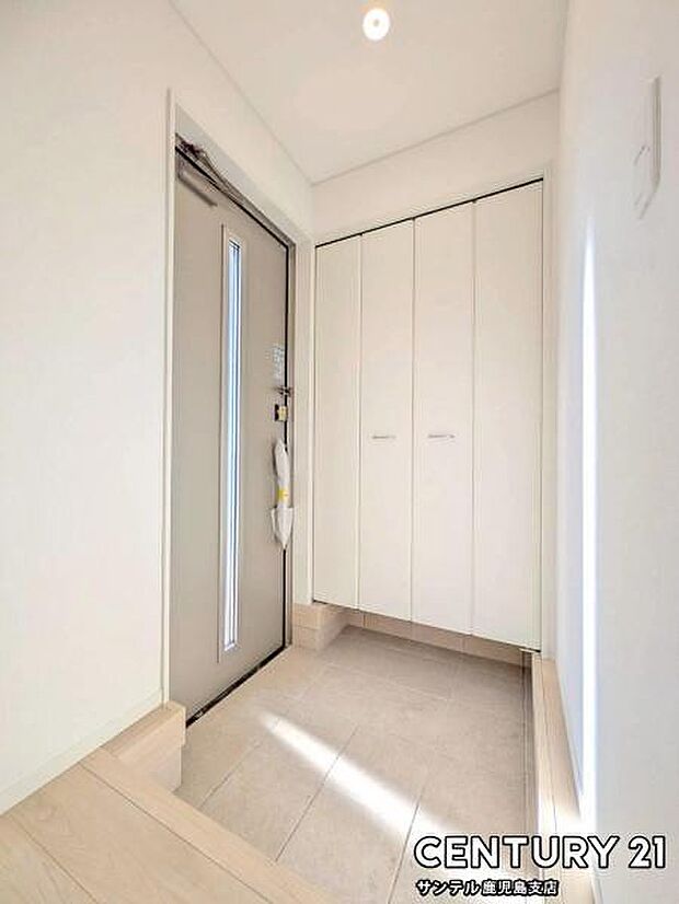 ご新居への出入り口になる明るい玄関には、たくさんの靴を収納できるシューズボックスが付いております♪いつも清潔感のあるすっきりとした玄関スペースを確保できますよ♪