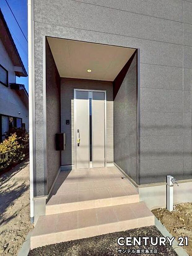 便利なスマートキー対応タイプでセキュリティ面でも安心なダブルロックドア玄関です♪屋根があるので、ちょっとした雨の日でも焦ることなく鍵や傘の開け閉めができます♪