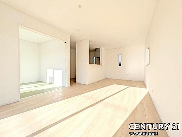 16.2帖の広々としたリビング♪カウンターキッチンからリビングにいるご家族やお子様の様子が見えるので、コミュニケーションがとりながら、ご家族の大切な時間を共有できるリビングスペースです♪