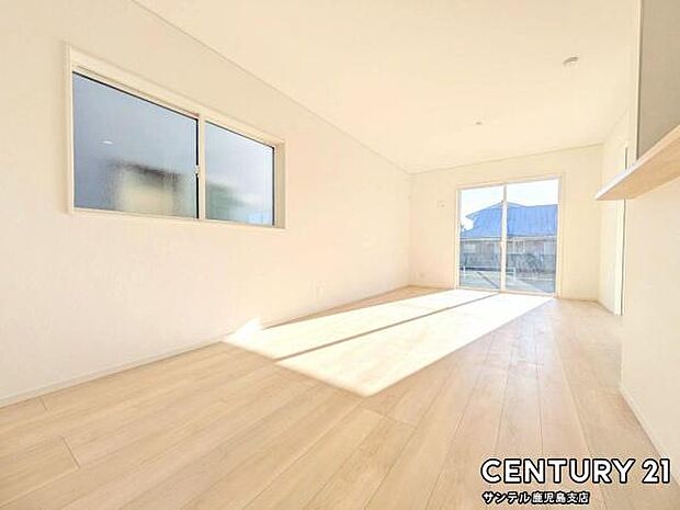 16.2帖のリビングです♪明るく、落ち着きのあるリビング♪ダイニングスペースも含めてゆとりのあるスペースで、ご家族でお食事や団らんしたり、ゆったりとしたご家族の時間を過ごせます♪