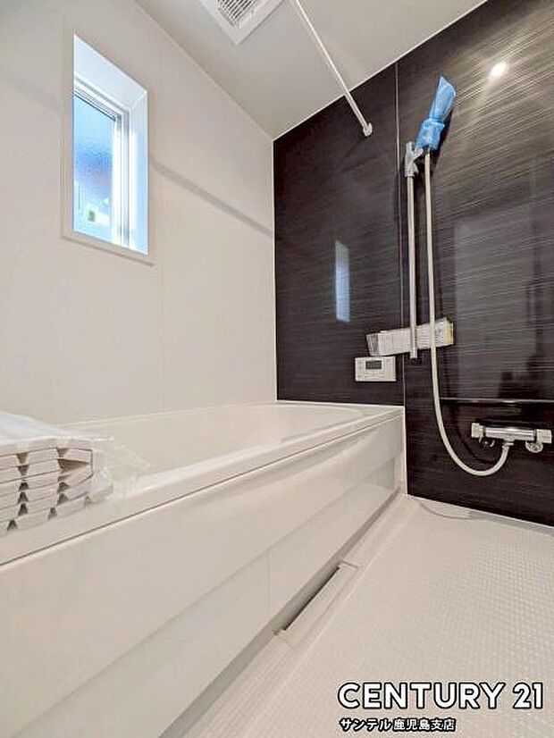 1日の疲れもゆっくり取ることのできる広々とした1坪タイプのシステムバス♪浴室乾燥、涼風、暖房、換気システムが付いておりますので、快適なバスタイムを過ごせます♪