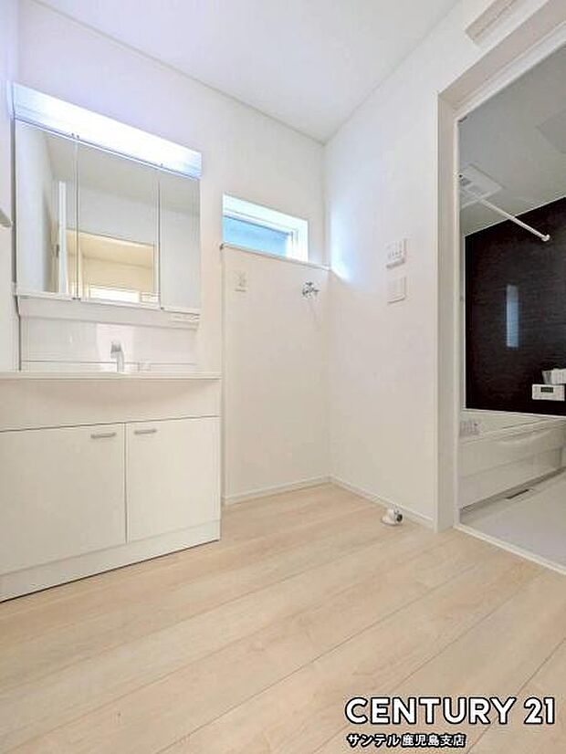 窓の付いた清潔感のあるシンプルな洗面脱衣所♪洗面台は、三面鏡の裏も収納スペースが付いており、シャワーヘッド付き！