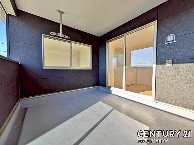 広々としたバルコニーには、屋根が付いておりますので突然の雨や小雨でも安心して洗濯物を干せますよ♪