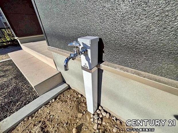 洗車にも使用できる屋外立水栓付き♪