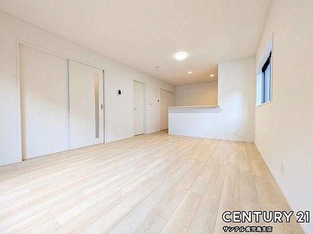 16帖のリビングです♪明るく、落ち着きのあるリビング♪ダイニングスペースも含めてゆとりのあるスペースで、ご家族でお食事や団らんしたり、ゆったりとしたご家族の時間を過ごせます♪