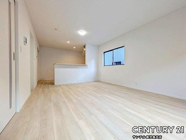 16帖の広々としたリビング♪カウンターキッチンからリビングにいるご家族やお子様の様子が見えるので、コミュニケーションがとりながら、ご家族の大切な時間を共有できるリビングスペースです♪