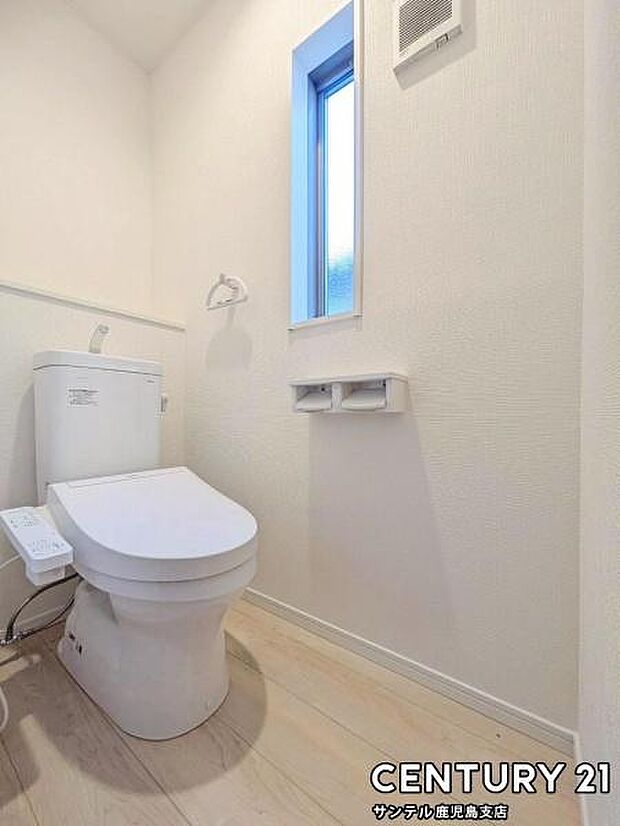 ウォシュレットが付いた広々として落ち着いた空間のお手洗いになります♪