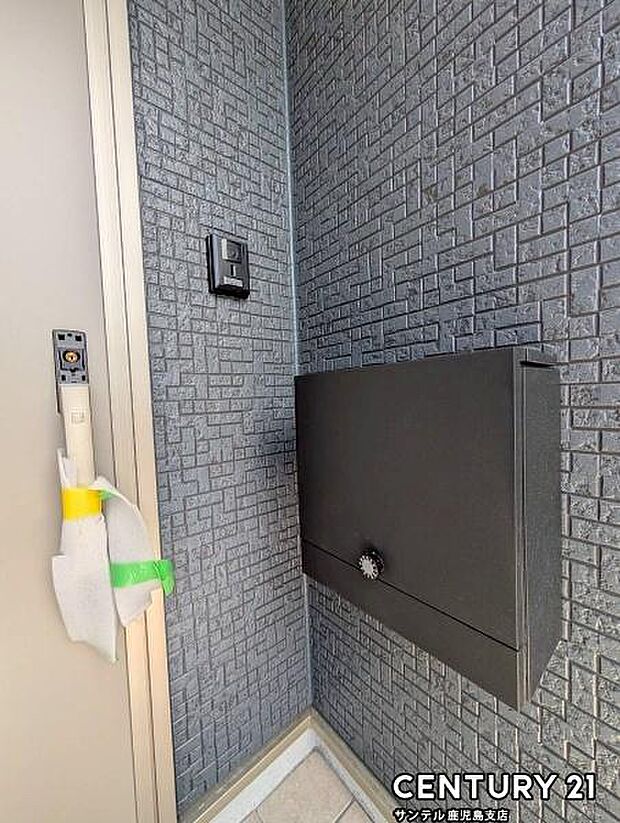 (同仕様モデル写真)ダイヤルロック付きのポストで安心♪雨でも濡れにくい仕様になっておりますよ♪