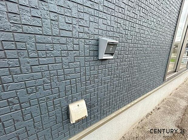 (同仕様写真)EVコンセントは、別途配線工事が必要になりますが電気自動車の普及が進む中、充電設備がある住まいはますます注目されています!外で作業する際などににあると便利な外部電源です♪