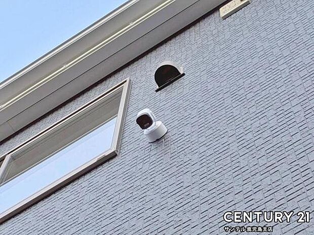 スマホアプリでいつでもどこでも確認できる防犯カメラ♪夜間は赤外線LEDで撮影、マイク付きで通話や録画でき、セキュリティー面も安心です♪