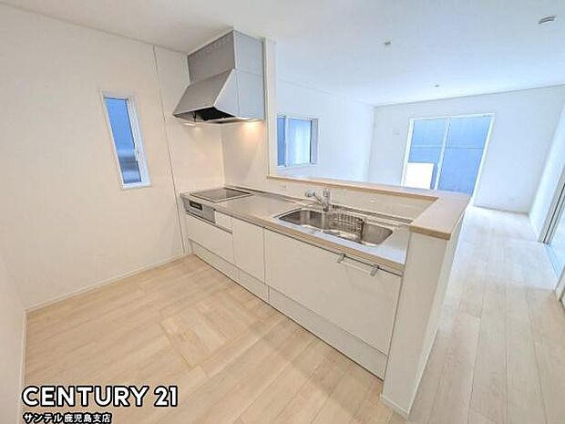 (同仕様モデル写真)シンプルで使いやすい設計のキッチン♪そしてカウンターキッチンなので、リビングいるご家族と会話を楽しみながらお料理ができます♪オプションで食洗器を付けることができます♪