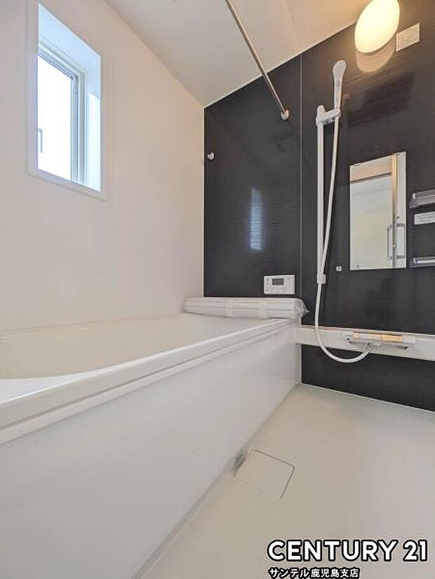 (同仕様モデル写真)1日の疲れもゆっくり取ることのできる広々とした1坪タイプのシステムバス♪浴室乾燥、涼風、暖房、換気システムが付いておりますので、快適なバスタイムを過ごせます♪