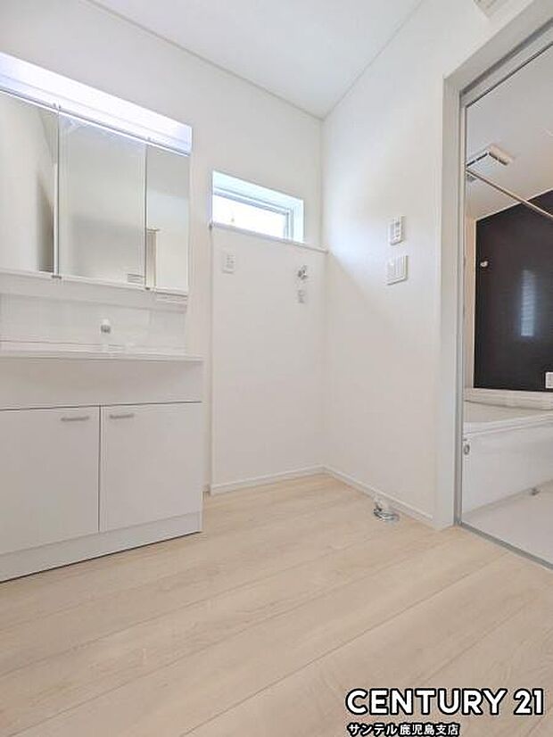 (同仕様モデル)窓の付いた清潔感のあるシンプルな洗面脱衣所♪洗面台は、三面鏡の裏も収納スペースが付いており、シャワーヘッド付き!