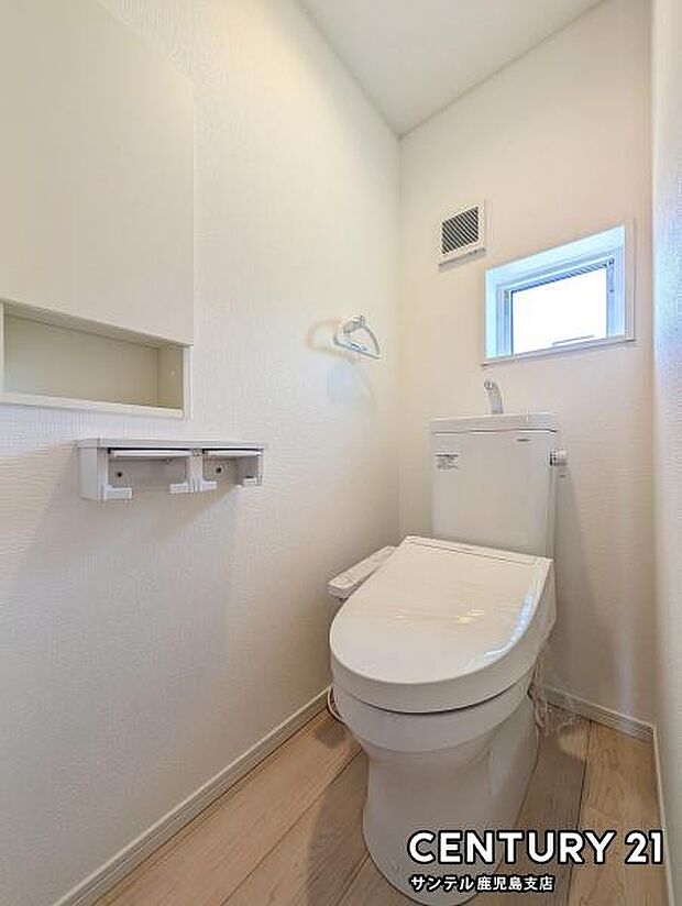 (同仕様モデル)ウォシュレットが付いた広々として落ち着いた空間のお手洗いになります♪