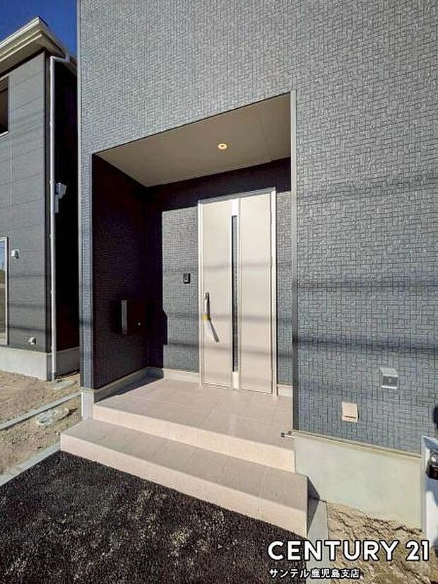 便利なスマートキー対応タイプでセキュリティ面でも安心なダブルロックドア玄関です♪屋根があるので、ちょっとした雨の日でも焦ることなく鍵や傘の開け閉めができます♪