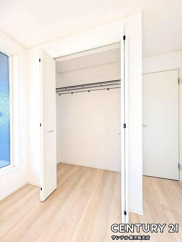 5帖洋室のクローゼットです♪丈の長いコートやお子様の制服、スーツなど収納でき、お洋服選びが楽しくなりますね♪