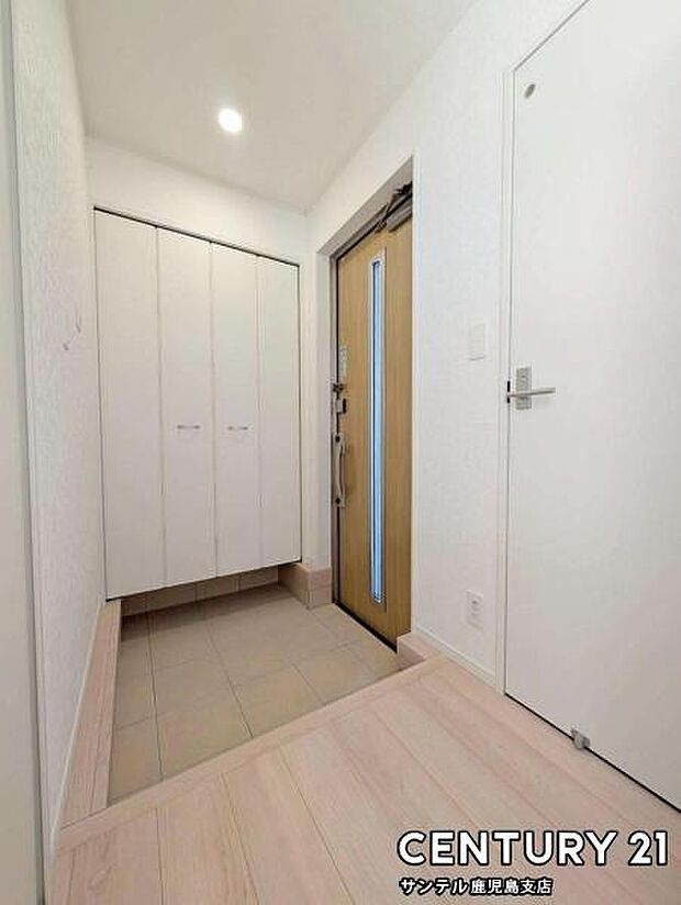 ご新居への出入り口になる明るい玄関には、たくさんの靴を収納できるシューズボックスが付いております♪いつも清潔感のあるすっきりとした玄関スペースを確保できますよ♪