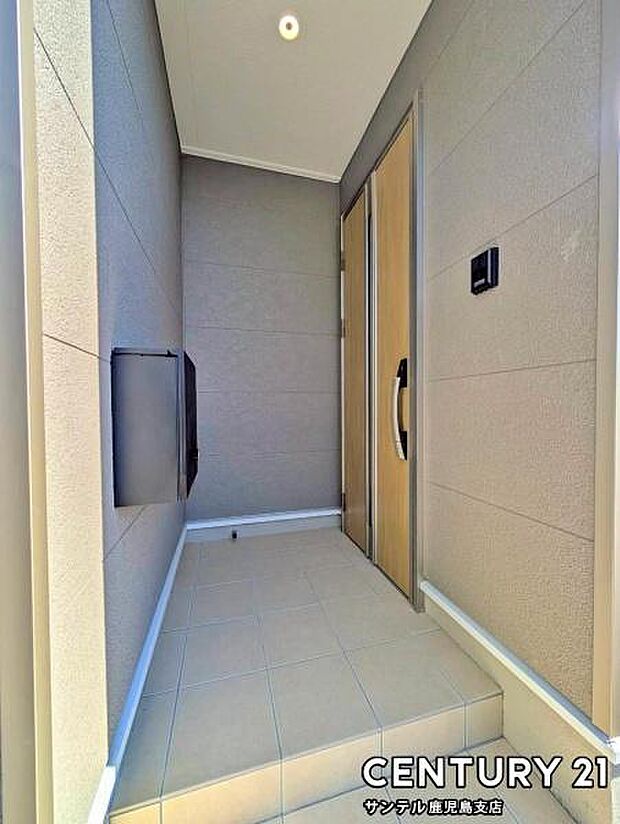 便利なスマートキー対応タイプでセキュリティ面でも安心なダブルロックドア玄関です♪屋根があるので、ちょっとした雨の日でも焦ることなく鍵や傘の開け閉めができます♪