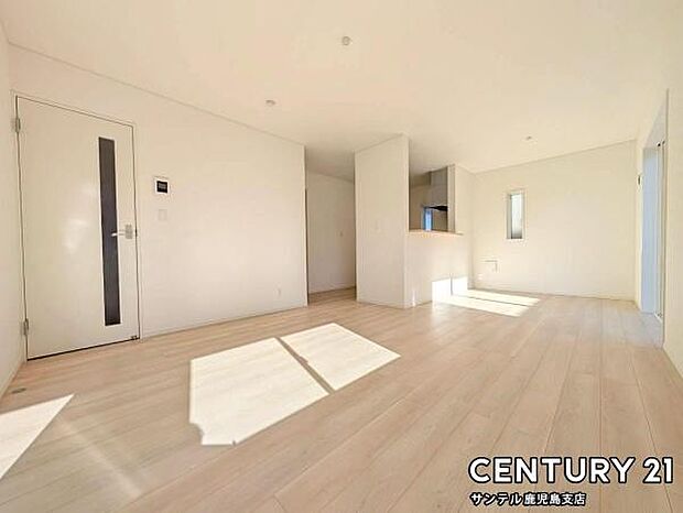 16帖の広々としたリビング♪カウンターキッチンからリビングにいるご家族やお子様の様子が見えるので、コミュニケーションがとりながら、ご家族の大切な時間を共有できるリビングスペースです♪