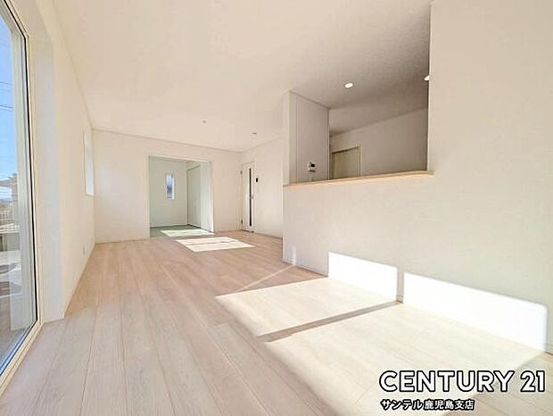 16帖のリビングです♪明るく、落ち着きのあるリビング♪ダイニングスペースも含めてゆとりのあるスペースで、ご家族でお食事や団らんしたり、ゆったりとしたご家族の時間を過ごせます♪