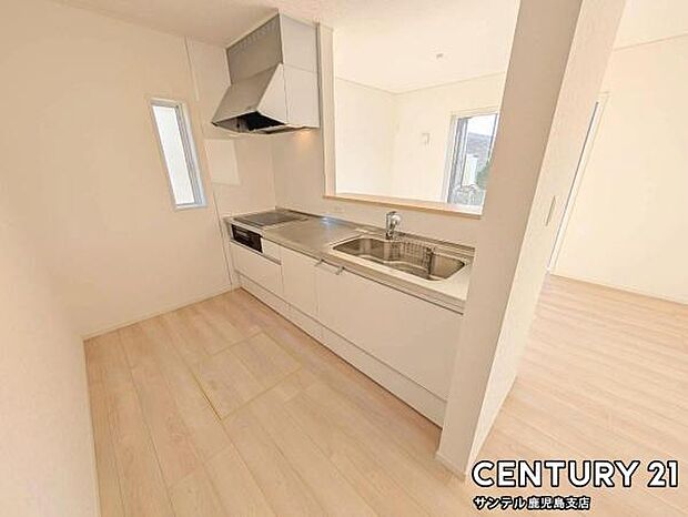 シンプルで使いやすい設計のシステムキッチン♪そしてカウンターキッチンなので、リビングいるご家族と会話を楽しみながらお料理ができます♪オプションで食洗器を付けることができます♪