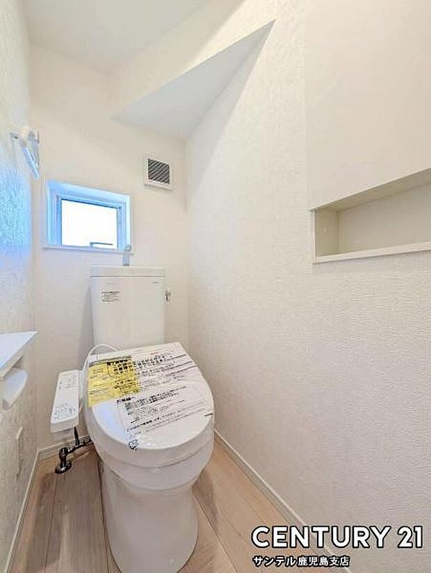 1階のウォシュレットが付いた落ち着いた空間のお手洗いになります♪