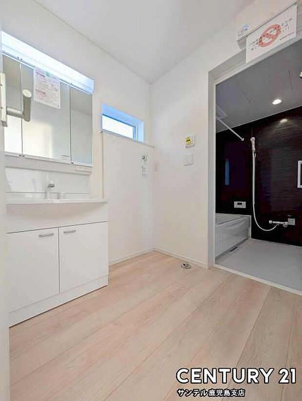 窓の付いた清潔感のあるシンプルな洗面脱衣所♪洗面台は、三面鏡の裏も収納スペースが付いており、シャワーヘッド付き!